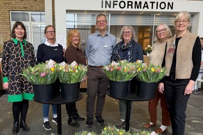 Lions-klubberne spreder sammen med Danfoss forårsglæde på Regionshospitalet Silkeborg