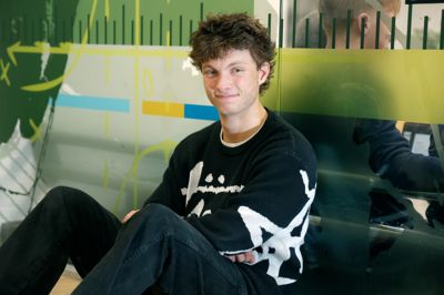 Thomas Lauridsen går til daglig på Handelsgymnasiet Ikast-Brande og beskriver folketingsvalget som noget helt særligt. Både det at være en del af selve valghandlingen, men også stemningen i Sportscenter Ikast.