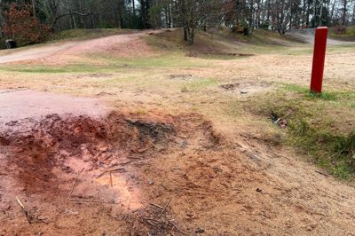 De sjældne pletter med rød jord kan blandt andet ses ved Aggerholm og flere andre steder oppe i bakkerne ved Almindsø.