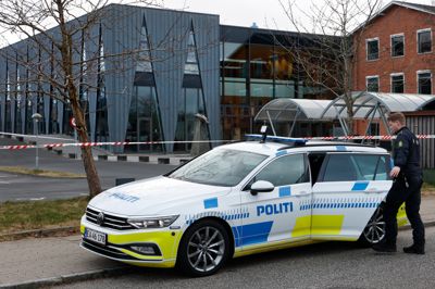 Politiet afspærrede et større område ved Sosu-skolen efter overfaldet onsdag eftermiddag på en 16-årig dreng.