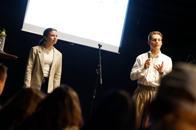 Søskendeparret Mathilde og Mikkel Korshøj fra den lokale virksomhed Stjernefabrikken holdt oplæg til iværksætterevent for unge.
