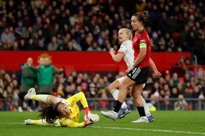 Pernille Harder udplacerer Phallon Tullis-Joyce i Manchester United-målet til 2-1, mens Uniteds anfører, Maya Le Tissier, for anden gang i kampen må sande, at hun ikke kunne bremse den storspillende midtjyde.