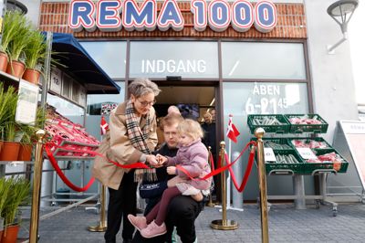 Købmand Søren Andersens treårige datter Iben var med til at klippe i den røde snor, da Rema 1000 åbnede ny forretning på Viborgvej 63. 1. viceborgmester Marianne Bjørn (V) havde fat i guldsaksen og holdt åbningstalen torsdag morgen.