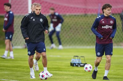 Victor Bak (t.h.) - her i selskab med den tidligere FCM-stjerne Gustav Isaksen - er en stor profil for FC Midtjylland, men han er ikke med i kamptruppen i aften til Danmarks opgør mod Nordmakedonien.