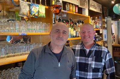 Efter godt 25 år som ejer af værtshuset Hjørnet på Lyngbygade har Srboljud »Scooby« Stojilkovic pr. 1. april solgt stedet til Nikolaj Pedersen (til højre)