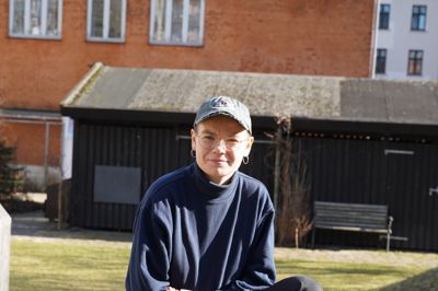 Anna Bjerre Johansen flyttede hjemmefra efter gymnasiet. Det nye folketingsmedlem har studeret miljøplanlægning på Roskilde Universitet og tog efterfølgende en kandidatgrad på universitetet i Lund.