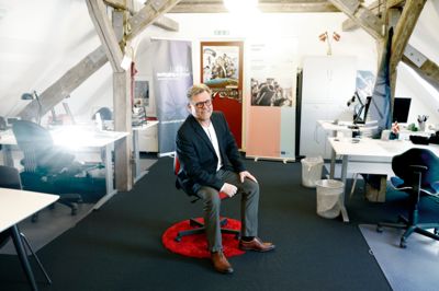 Noget af det mest rørende, Swinging Europes direktør, Jacob Mangwana Haagendal, har oplevet, var da han arbejdede i Jazz Danmark, som havde et samarbejde med Kina. - De opdagede, at jeg havde produceret cd'en »De små synger«, og de var meget interesserede i børnemusik, for under kulturrevolutionen blev alt slettet. Så vi fik oversat 20 sange til kinesisk, og på barnets dag i Kina var der en koncert i Den Forbudte Bys koncertsal i Beijing med kinesiske børn, der sang danske børnesange, blandt andet »Se min kjole« og »Solen er så rød, mor«. Jeg kunne desværre ikke selv være der, men jeg får stadig kuldegysninger, når jeg ser videoen. Det får mig til at vende tilbage til, hvad kultur kan, og der er Swinging Europe en helt unik institution. Og måske en af de eneste i Danmark, som er i stand til at håndtere store EU-projekter og helt lokale ting på samme tid, siger han.