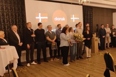 Prikken over I'et blev sat over Dansk Ikast ved Vores Ikasts generalforsamling onsdag aften. De ses her foran de mange fremmøde og de øvrige finalister.
