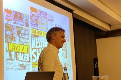 Poul Madsen, tidligere chefredaktør på Ekstra Bladet, var hyret ind som aftenens underholdende indslag ved Vores Ikasts generalforsamling. Der var plads til både grin og alvor.