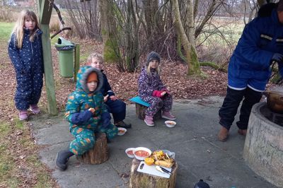 Børnene kunne selv finde ud af at lege ved udeugen i Skarrild Skoles SFO.