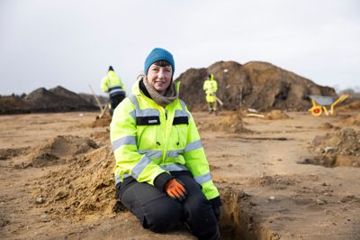 Arkæolog Ditte Skov Khan fra Museum Midtjylland er daglig leder af den udgravning, som i øjeblikket finder sted vest for Højgårdskolen i Lind, hvor der på sigt skal være et nyt boligområde.