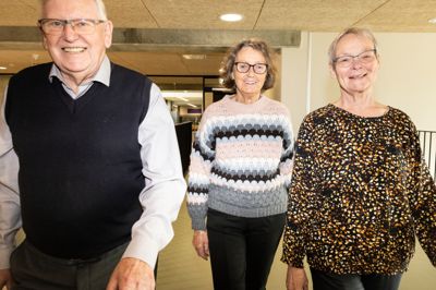 Humøret er højt i »Klubben for enlige i Ikast-Brande«. Og Aase Væsel (t.h.), Tove Andersen og Bent Enemark håber, at endnu flere enlige får lyst til at være med.