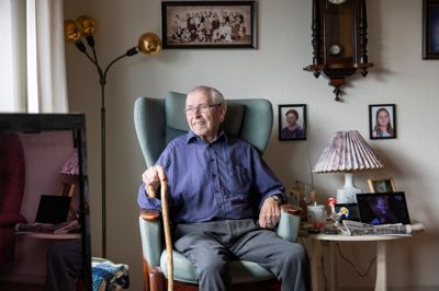 Tage Lauritsen går gerne en tur, hvis vejret er godt, men ellers holder han sig indendørs og læser blandt andet Herning Folkeblad. Han har været abonnent siden 1960'erne.