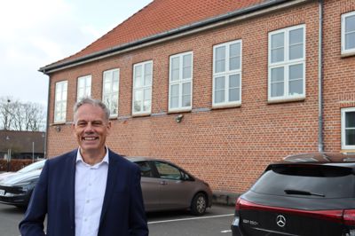 Flemming Storgaard rykker snart tilbage på sin gamle folkeskole. Ikke som en kæk skoleknægt, der stjal fodbolde fra de yngre elever og sparkede dem over gymnastikbygningen i baggrunden. Men som kommunaldirektør i Ikast-Brandes nye administrationslokaler.
