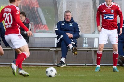 Kent Nielsen fik en kold oplevelse på bænken, men han var en af dem, der ikke så ud til at fryse.