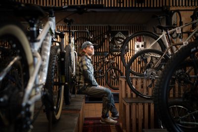 Christian Rein overtog for seks år siden ejendommen på Nyvej i Gl. Rye, hvor der tidligere var et autoværksted med henblik at åbne sin egen specialforretning med cykler og skiudstyr.