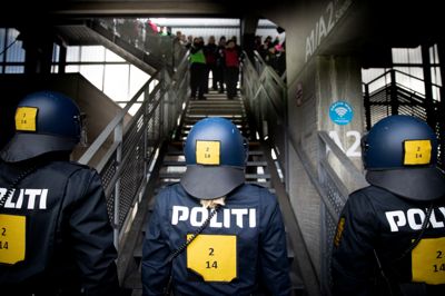 Omkring 350 politifolk deltog i den store øvelse. På Jysk Park udbrød der ballade. Politiet øvede både at håndtere aggressive fodboldtilskuere, som gik til angreb på politiet og tilskuere, som ville i slåskamp med modstanderholdets tilhængere.