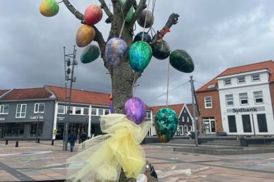 Festligt ser det ud med den flotte påskepynt på Torvet i Brande.