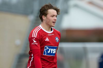 Malthe Hansen spillede med nummer 29 på ryggen, da han fik sin uofficielle debut for SIF. - Efter kampen sagde Simon Jakobsen til mig, at han også har spillet i det nummer, og at Ronnie Schwartz og Robert Skov har gjort det samme. Det er et par store navne. Men det var bare det nummer, jeg fik, forklarede Malthe Hansen.