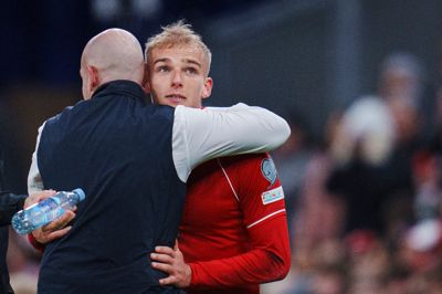 Gustav Isaksen får et varmt kram af landstræner Brian Riemer. Den tidligere FCM-stjerne og Superligatopscorer scorede to af målene i Danmarks 4-0-sejr over Nordmakedonien.