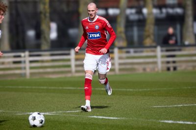 - Man stiller mig i en situation, hvor jeg er fri til at kunne forhandle med andre klubber til sommer. Men måske grubler de over et eller andet, der skal ske på den position, siger Jens Martin Gammelby, der er fast mand på højre back i Silkeborg IF.