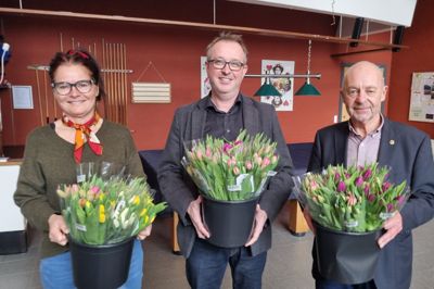 Rosenlundcentret i Snejbjerg modtog torsdag en påskegave til alle 25 beboere. Centrets leder, Ulla Kristensen, modtog 25 buketter med tulipaner, der er sponsoreret af virksomheden Front-Z fra Snejbjerg . Direktør Henrik Linneberg (i midten) fra Front-Z mødte op sammen med Egon Bjørn Andersen fra Lions Club Uldjyden Herning for at overrække buketterne.