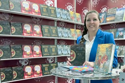 Forfatterduoen Anne Krøjgaard og Louise Jensby (på billedet) har været på messe i Tyskland med den tyske oversættelse af en af deres romaner.