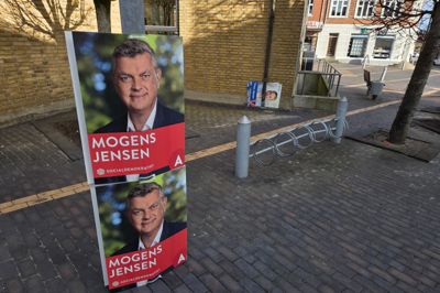 Vind og vejr er en hård modstander selv for to af de kandidater, der gik frem og blev valgt til Folketinget, da der tirsdag var folketingsvalg. I Videbæk har vi fra redaktionen kunne følge med i, hvordan Mogens Jensens (S) valgplakater dag for dag centimeter for centimeter sneg sig ned ad lygtepælen. Fredag nåede de jorden. Trine Jepsens (V) valgplakater blæste på valgdagen simpelthen ned i det lidt hårde ruskvejr, der var den dag. En venlig sjæl har taget plakaterne og placeret dem bag et nedløbsrør på bankens bygning i håb om, de ikke blæste nogen steder hen.