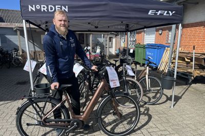 Emil Hansen, indehaver af Vildbjerg Cykler, med jubilæumscyklen fra E-Fly.