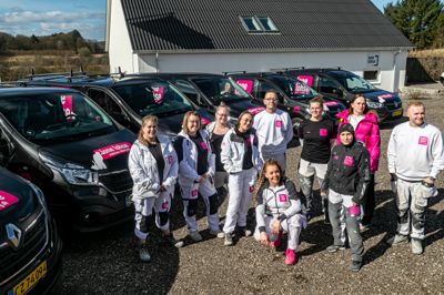 Malerfirmaet Lone Lohse med bossen knælende i forgrunden tæller efter fem års eksistens 13 ansatte og syv biler.