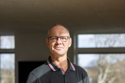 Ole Kjær bruger i gennemsnit 20 timer om ugen på politik, og det kan kun lade sig gøre, fordi Inger og Ole Kjær for to år siden solgte deres bedrift med 1300 søer. Ole Kjær har dog ikke helt sluppet landbruget - familien har stadig en gård med 60 hektar jord, der passes af maskinstationen.