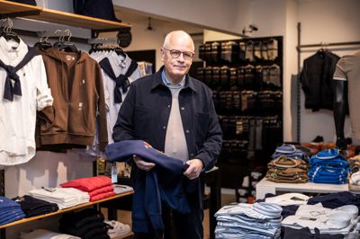 Peder Bonde har i 50 år arbejdet med herretøj. Vi besøgte ham hos Mr. John til en snak om mode, om kundeservice, fordele og udfordringer.