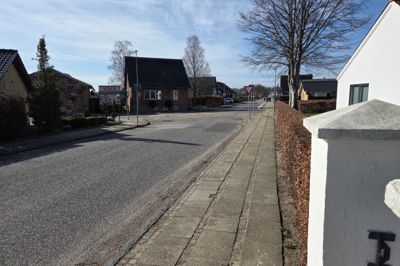 Mange biler benytter hver dag Gl. Kongevej i Videbæk. Fra tirsdag 7. april og frem til sommerferien vil et stykke af vejen ved Videbæk Kirke og Dalsvinget været spærret.