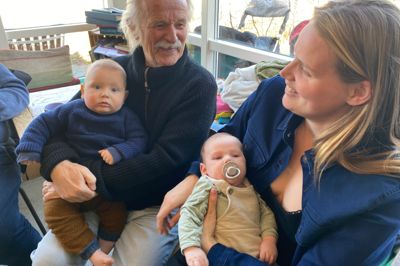 »Bare stik mig en baby«. 81-årige Kaj Pedersen elsker børn, og i dag får han lov til at sidde med Bjarte, mens Emma Markvard Kyndesen holder sønnen Frode.