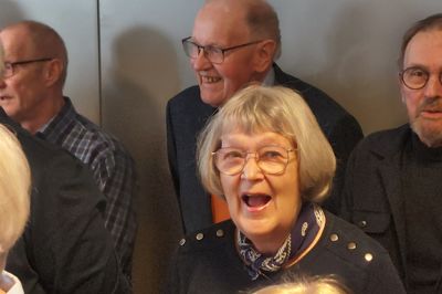 Gennem 50 år har Kis Hansen været med i Vildbjerg Koret. Hun er alt og har sopraner, tenorer og basser at synge sammen med i det firstemmige kor.