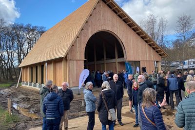 Bådhuset ligger imponerende, næsten vikinge-agtigt på Skimminghøj, hvor det skal huse Gl. Turisten om vinteren, og et utal af aktiviteter om sommeren.