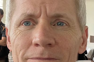 Niels H Carstensen har blandt andet været redaktør på Børsen, kommunikationschef i Home og ansvarshavende chefredaktør for Nordiske Medier i Danmark og Sverige. I dag er han administrerende direktør for Jaguar Gruppen i Bording.