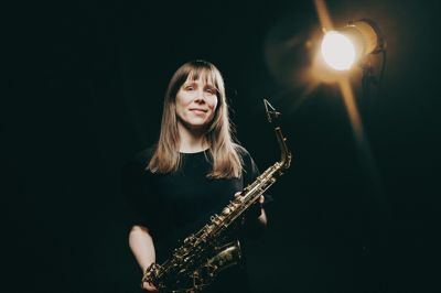 Fra Nordnorge deltager Asbjørns søster, Gudrun Faleide Fristad, på saxofon, og tilsammen skaber de en anderledes indgang til påsken.