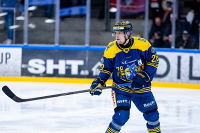 Emil Kristensen har i de seneste kampe spillet med C'et på brystet, fordi han har været kaptajn i Morten Poulsens fravær. Normalt er han assisterende kaptajn. Den stærke back har skrevet under på en ny toårig kontrakt.