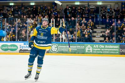 Mathias Bau Hansen har kunnet juble over masser af scoringer i sine seks sæsoner i Herning. Det kan blive til mange flere mål, for han har forlænget sin kontrakt med tre år.