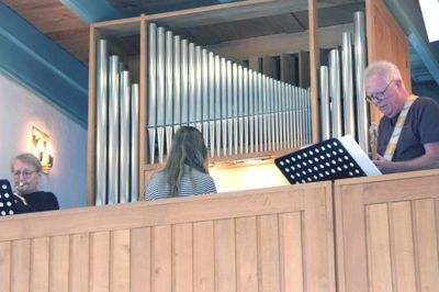 Joan Frost (flygelhorn), Lisbeth Roesen (orgel) og Stig Skovbo (guitar) øver til gudstjenesten skærtorsdag i Engesvang Kirke.