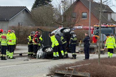 Flere forbipasserende spærrede øjnene op, da de mandag ved middagstid gik forbi et færdselsuheld på Viborgvej.