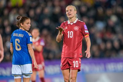 Pernille Harder får for tredje gang i sin imponerende karriere fornøjelsen af at spille i Parken i København. Den danske anfører og Bayern München-stjerne leder - formentlig - det danske landshold på banen mod Italien lørdag 18. april.
