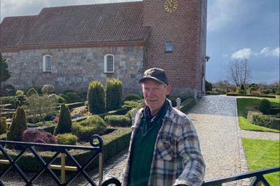 Lars Elsborg Jensen holder meget af sit job som kirkegårdsgraver ved Lemming Kirke. Her har han arbejdet i 40 år, og selv om han er blevet 73, har han ingen planer om at stoppe.