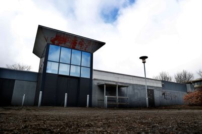 Den tidligere Spar-butik i Gjellerup har stået tom i mere end 10 år. Nu er der igen planer om at bygge boliger på grunden.