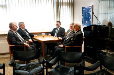 Brødrene i Loge 105 H.P. Hansen har fine forhold under Mindegade 10. Fra venstre: Kasserer Pauli Bach, undermester Hans Henrik Holst, John Vestergaard, Per Mortensen og overmester Asger Knudsen.
