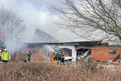 Mandag eftermiddag klokken 16.05 fik Midt- og Vestjyllands Politi en melding om en større brand på en gård i Sørvad.