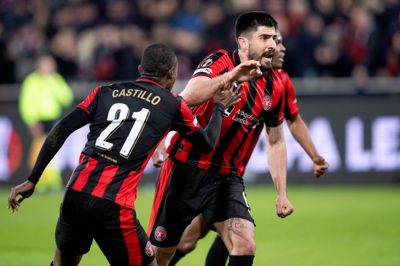 FC Midtjylland - her med Martin Erlic i forgrunden - står med guldet og klubbens femte danske mesterskab, når Superliga-sæsonen afsluttes i maj. Det forudser fodbold-eksperten Poul Hansen.