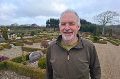 66-årige Kaj Lauritsen fra Knudstrup har 40 års jubilæum som graver og kirketjener.