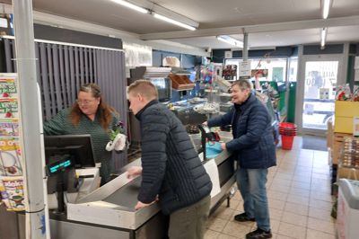 Bag disken ses Jeanette Groth-Pinnerup, der får hjælp af Heine Lyngskov Ebbesen, mens Gerda Thorsager venter på at betale for sine varer. Jeanette Groth-Pinnerup er blevet nyvalgt formand for bestyrelsen. Hun afløser Heine Lyngskov Ebbesen.